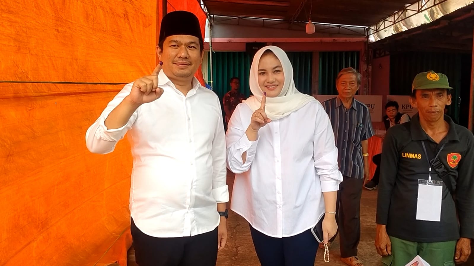 Calon Tunggal Bupati Bengkulu Utara Arie Nyoblos Bareng Istri di TPS Arga Makmur