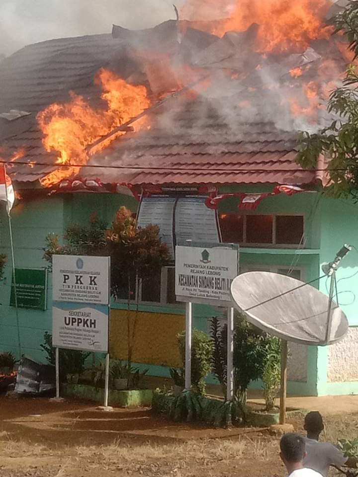 Kantor Camat Sindang Beliti Ilir Terbakar