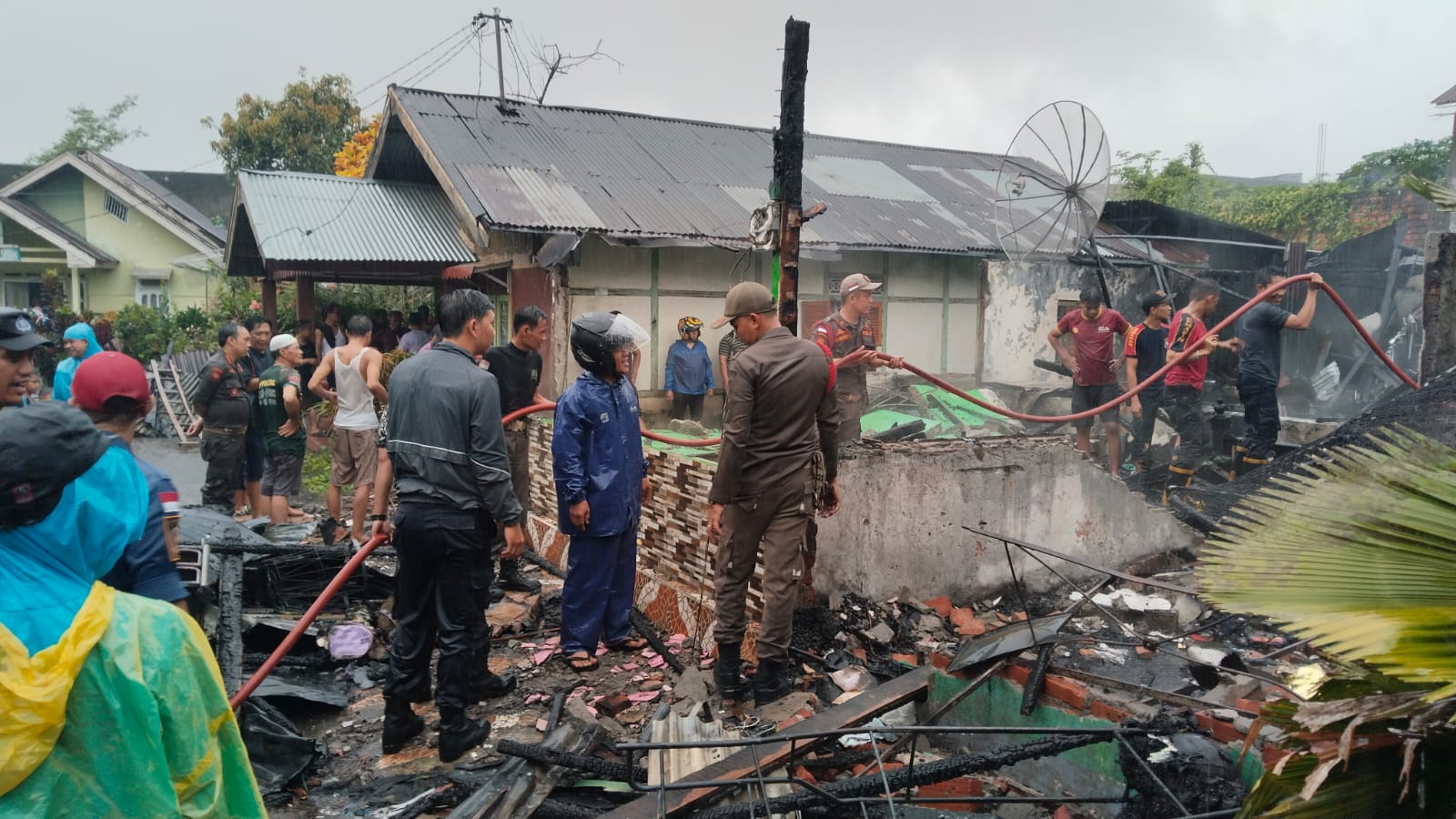 Aneh Tapi Nyata, Sebuah Rumah di Pasar Kepahiang Habis Terbakar, Padahal Diguyur Hujan Deras