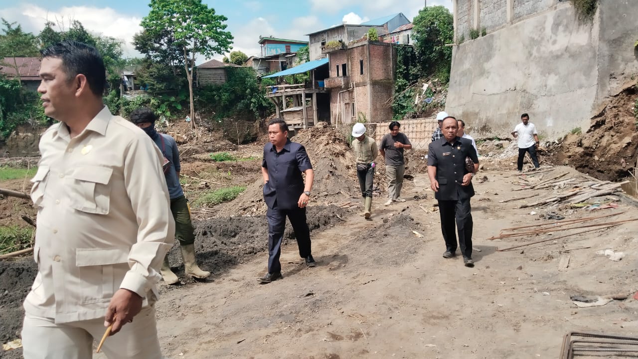 Proyek Taman Rp 18 Miliar Diatas Lahan untuk TPU Ancam Keselamatan Warga, Termasuk Rumah dan Mesjid