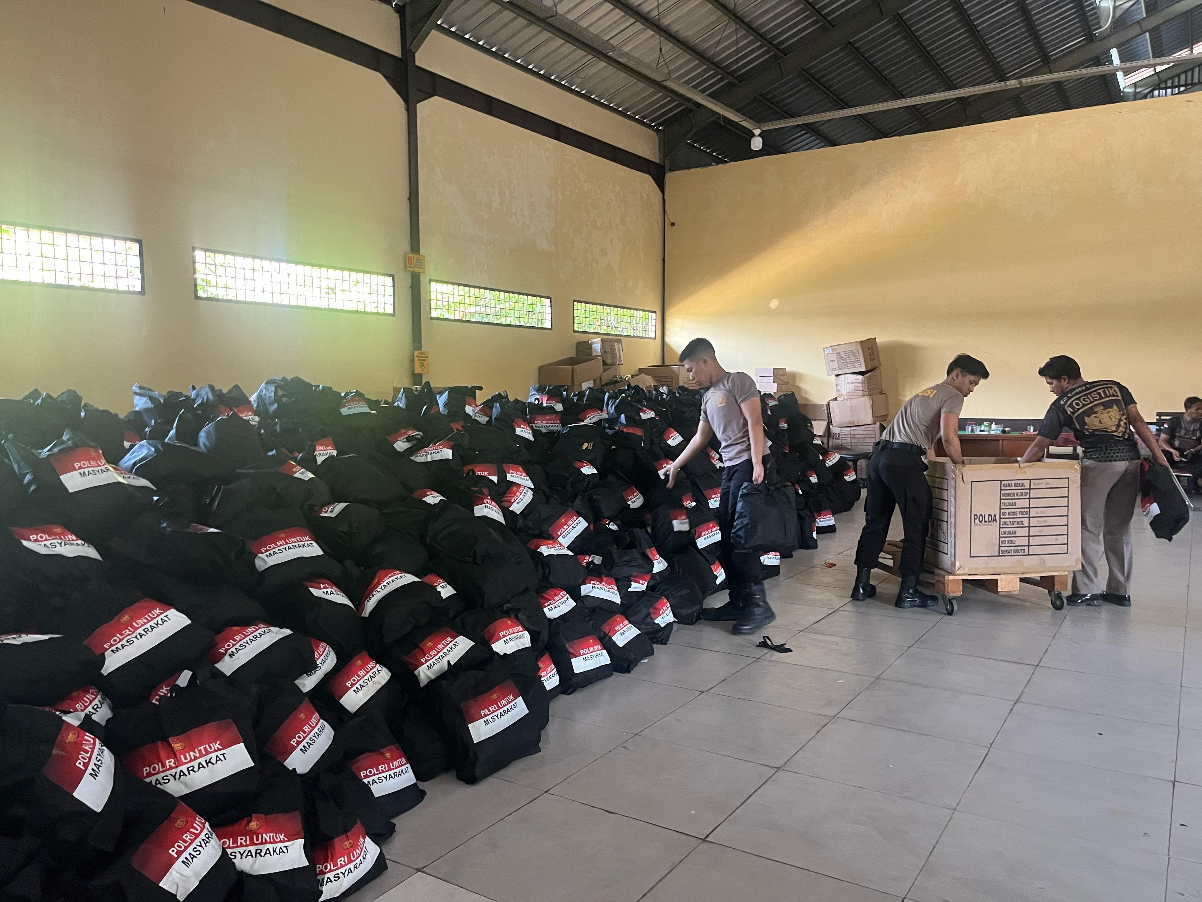 Kapolri Kirim Bantuan 5.000 Paket Sembako untuk Korban Gempa Bumi di Bengkulu