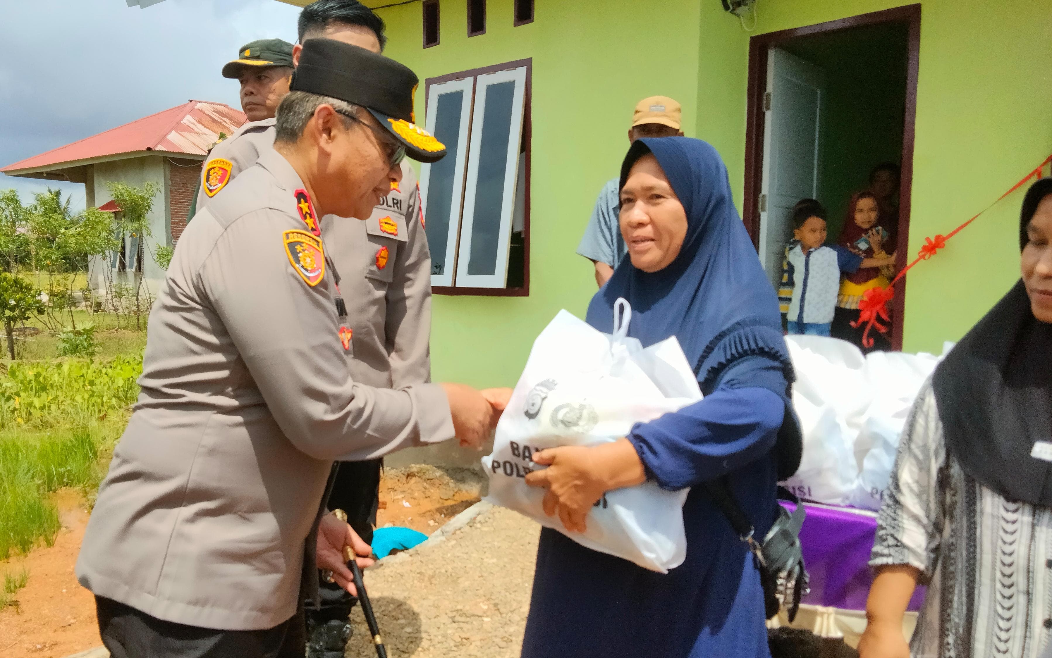 Gandeng BEM dan Organisasi Kemasyarakatan Pemuda, Polda Bengkulu Salurkan Sembako dan Bedah Rumah