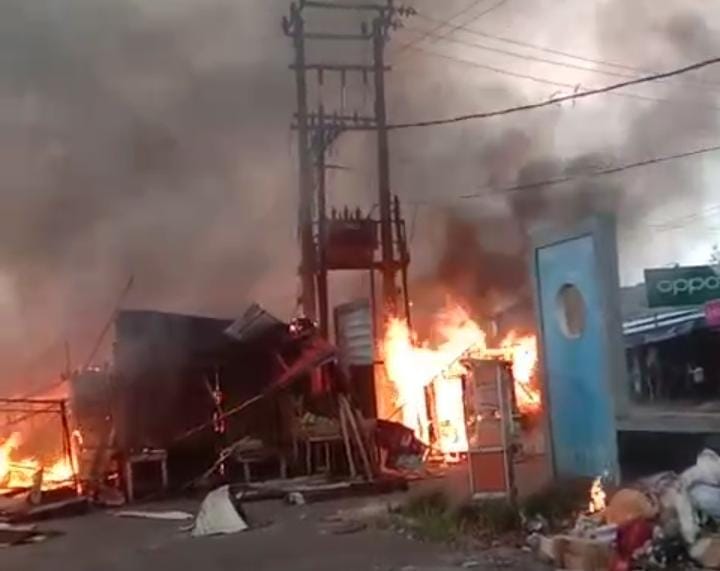 BREAKING NEWS, Pasar D1 Giri Kencana di Ketahun Terbakar