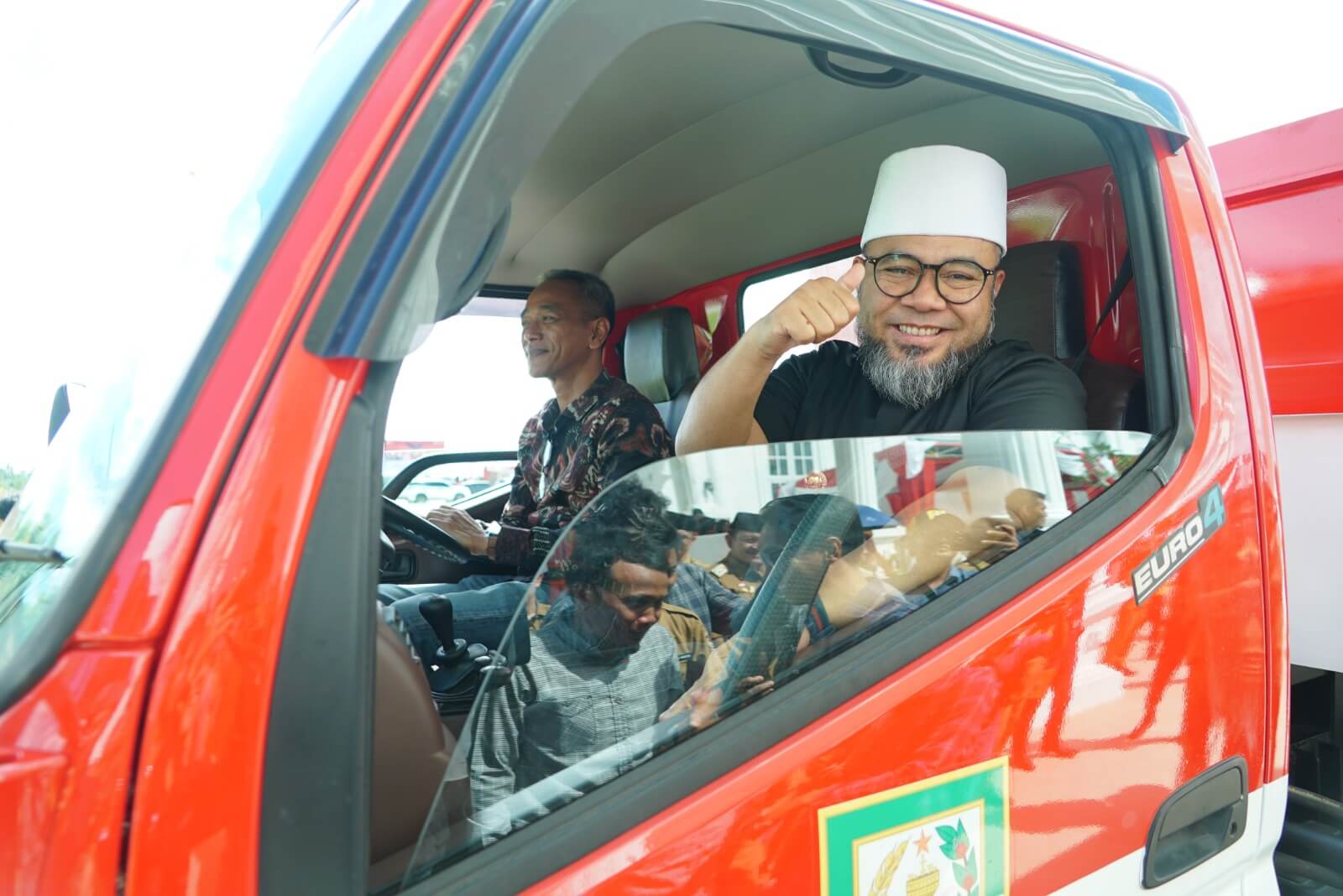 Gubernur Bengkulu Helmi Serahkan 102 Unit Kontainer Sampah dan Truk Sampah ke Pemkot dan Pemkab