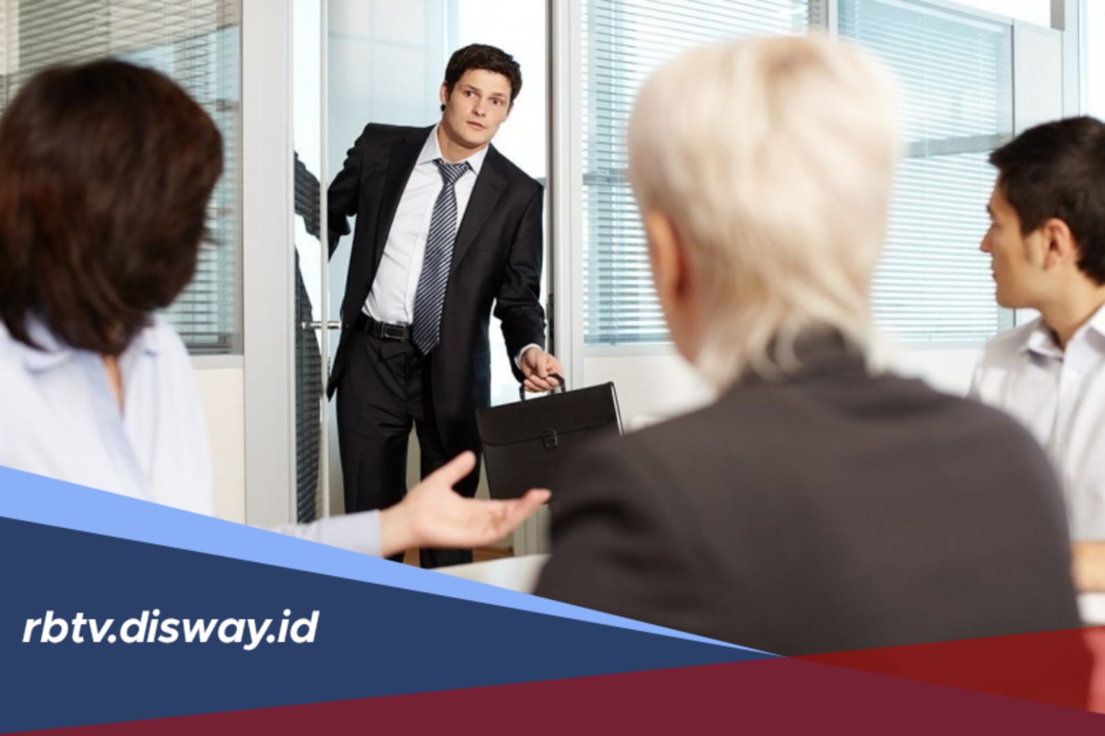 Apa Benar, DC Lapangan Boleh Tagih Utang ke Kantor?