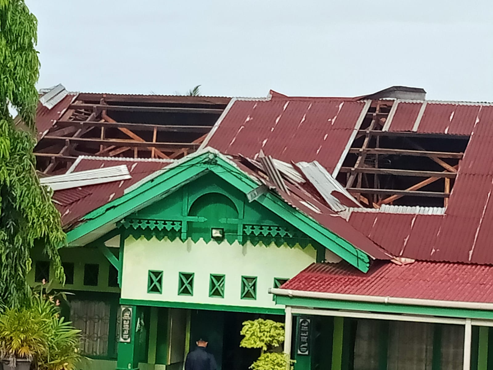 Angin Kencang, Atap Gedung MTsN 2 Kota Bengkulu Beterbangan