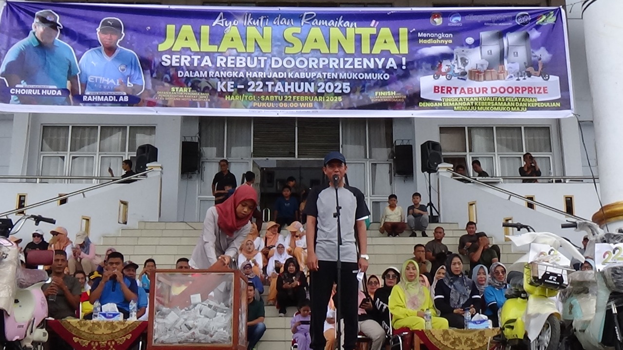 Jalan Santai HUT Kabupaten Mukomuko, Wabup Berbaur dengan Masyarakat