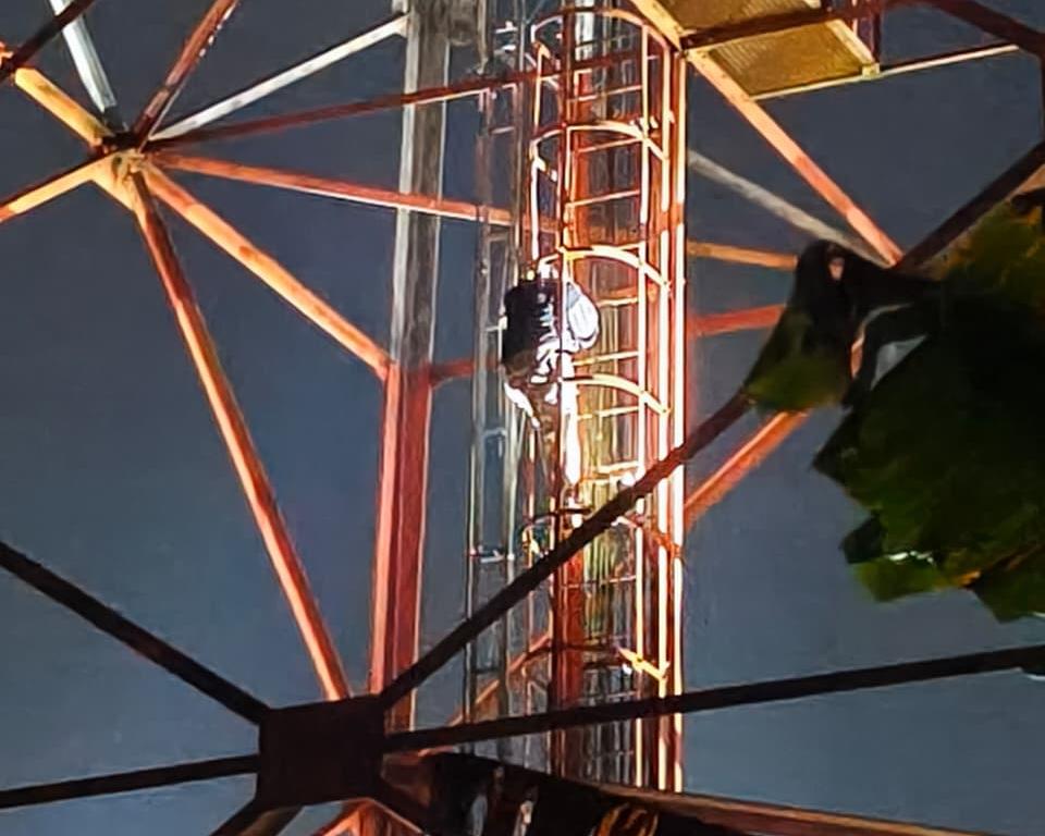 Heboh Ada Wanita Muda di Kepahiang Panjat Tower Malam Hari