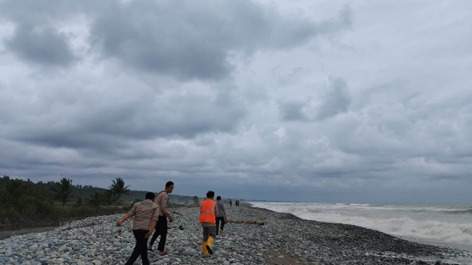 Bocah 4,5  Tahun Diduga Terseret Ombak di Pantai Bunga Mas Bengkulu Selatan