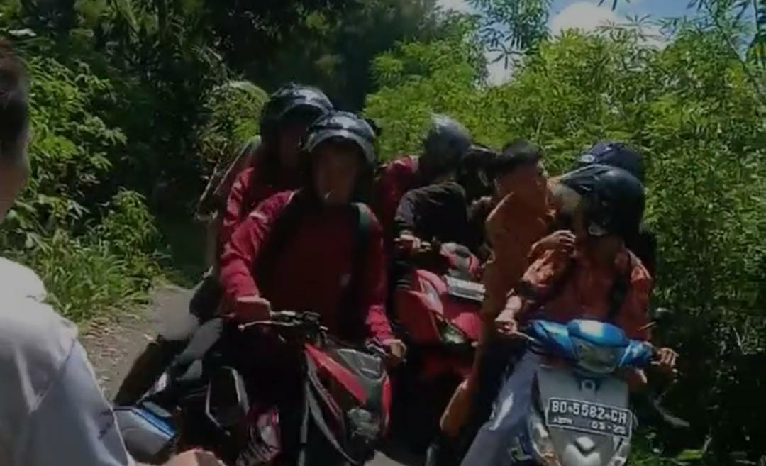 Diduga Lagi Berkelahi, Sekelompok Pelajar SMA di Curup Kocar Kacir Dibubarkan Emak-emak