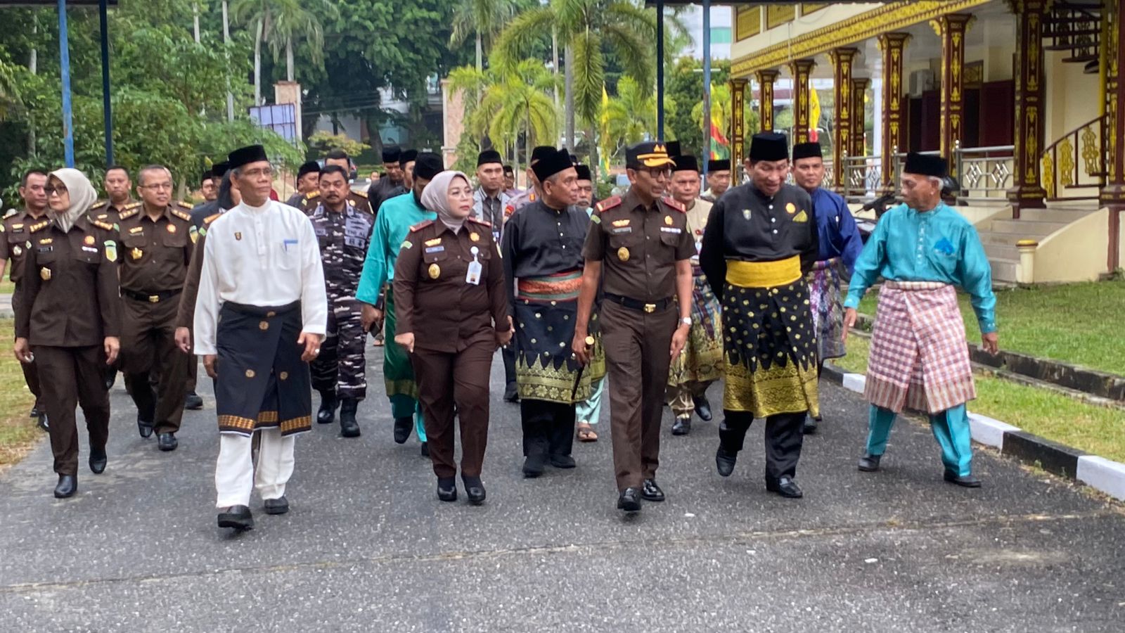 Kajati Riau Resmikan dan Tanda Tangan Prasasti Bilik Damai Lembaga Adat Melayu (LAMR)  