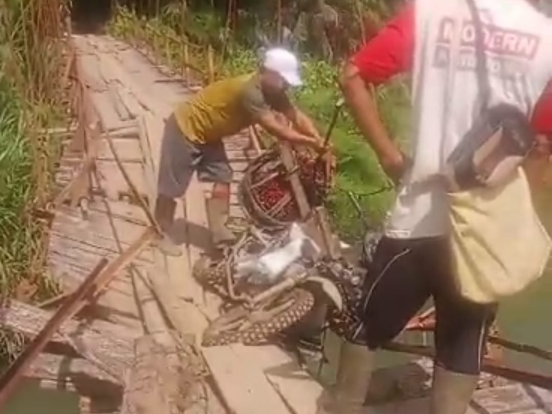Papan Jembatan Gantung Desa Padang Merbau Patah, Driver Ojek Sawit Terjun ke Sungai Air Seluma 