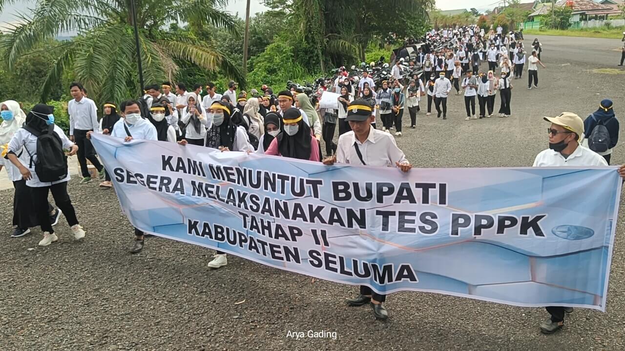 Ratusan Honorer Berunjuk Rasa di Kantor Bupati Seluma Tolak Pembatalan Seleksi PPPK 2024 Tahap II