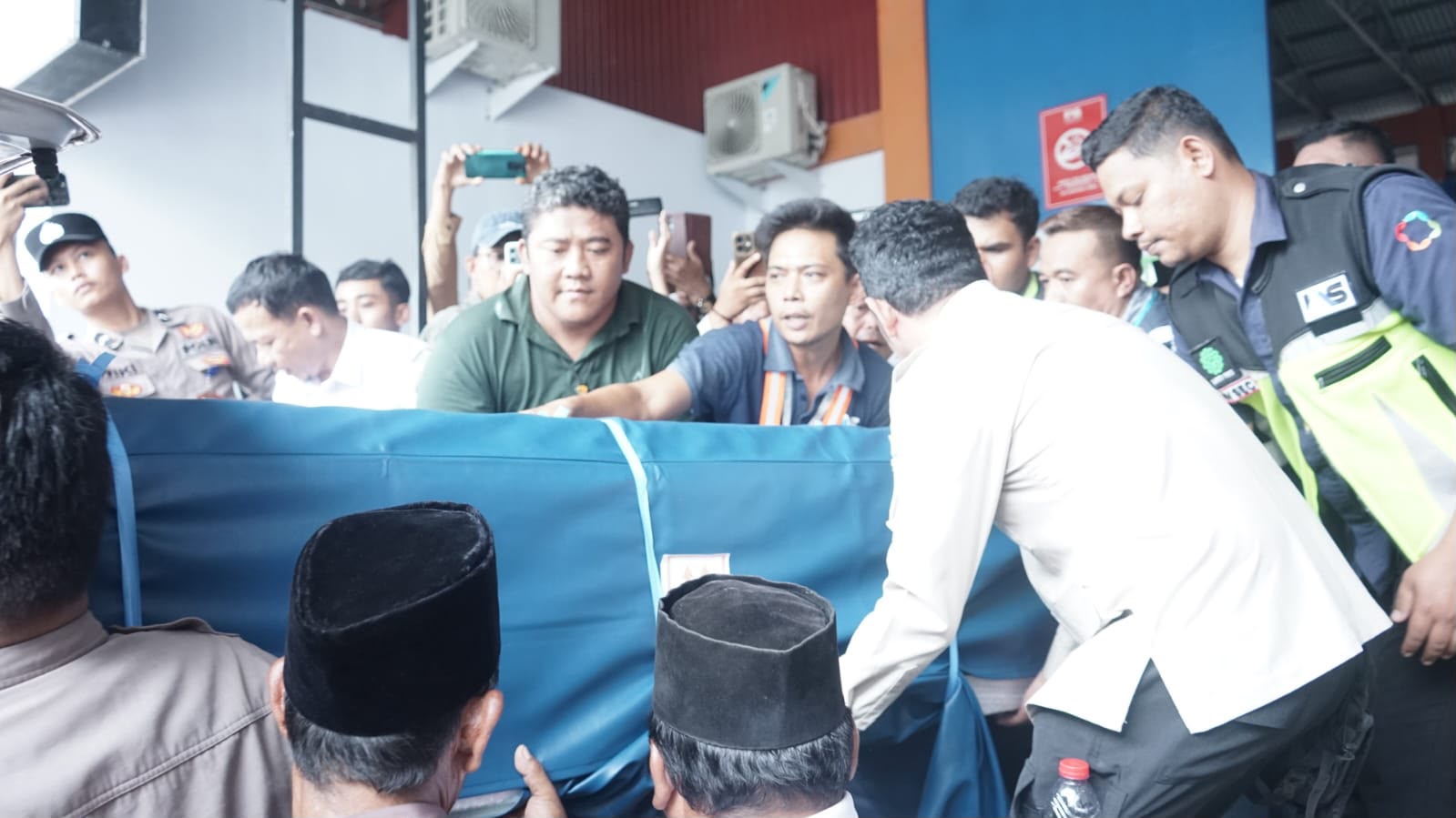 Disambut Isak Tangis, Jenazah Almarhum Anggi Saputra Pranata Tiba di Bengkulu