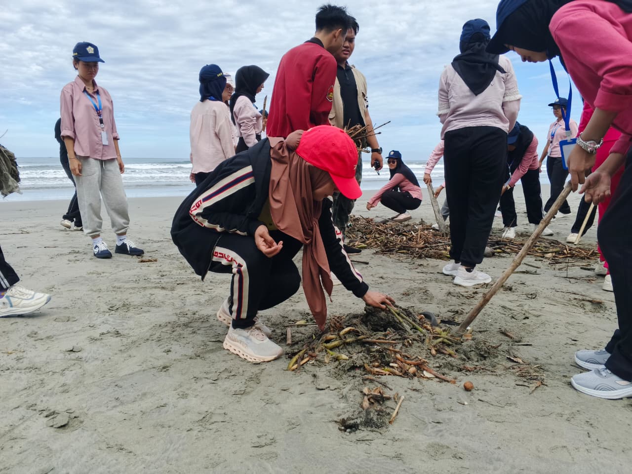 Mahasiswa FEB UNIB dan Dispar Bengkulu Kompak Bersihkan Pantai Panjang