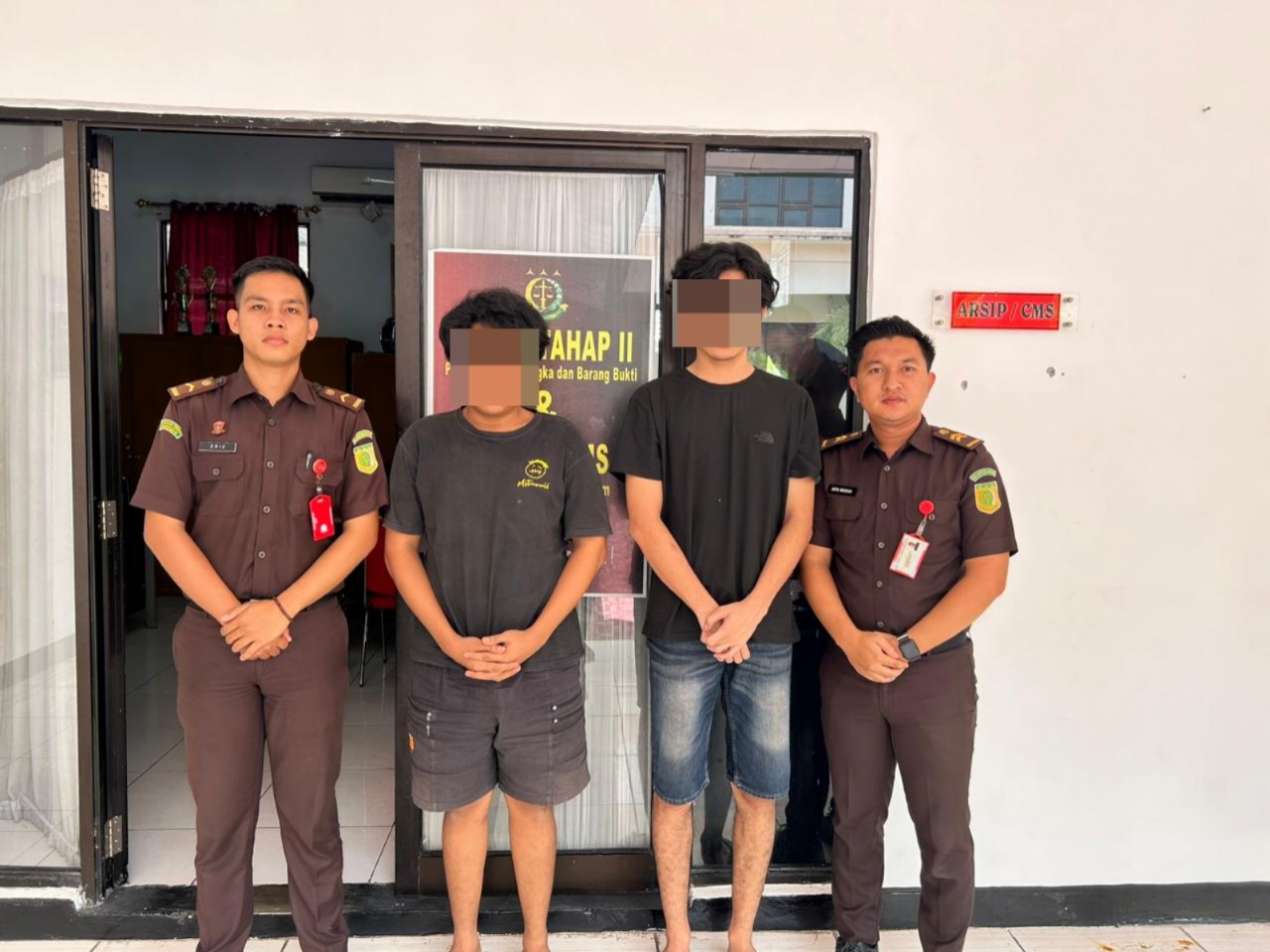 Penampakan 2 Pemuda Asal Sumatera Utara di Kejari Bengkulu, Nyales Barang Terlarang
