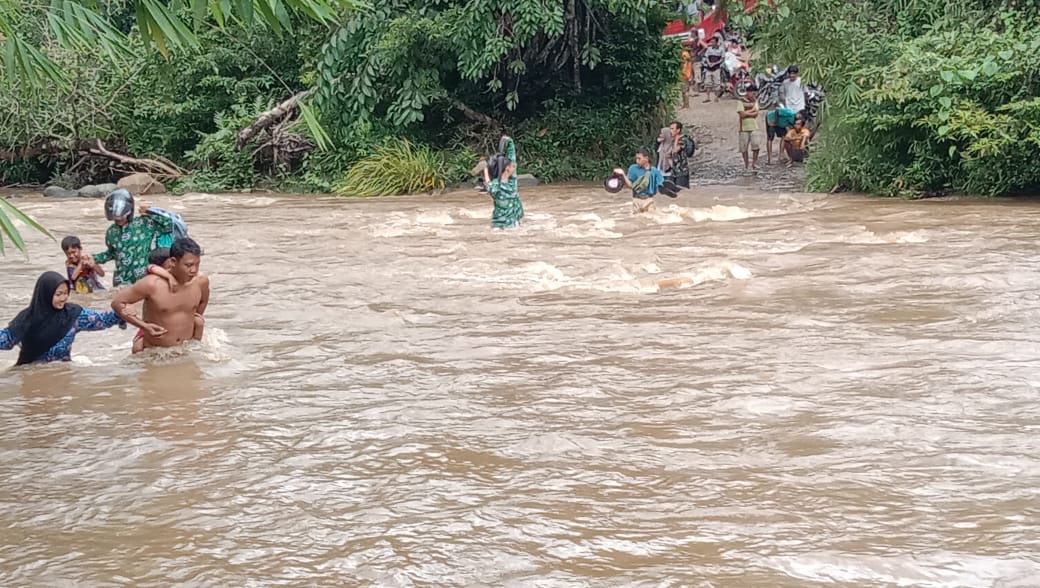 Jembatan Tak Kunjung Direhab, Pelajar Desa Simpang Nekat Seberangi Sungai Meluap