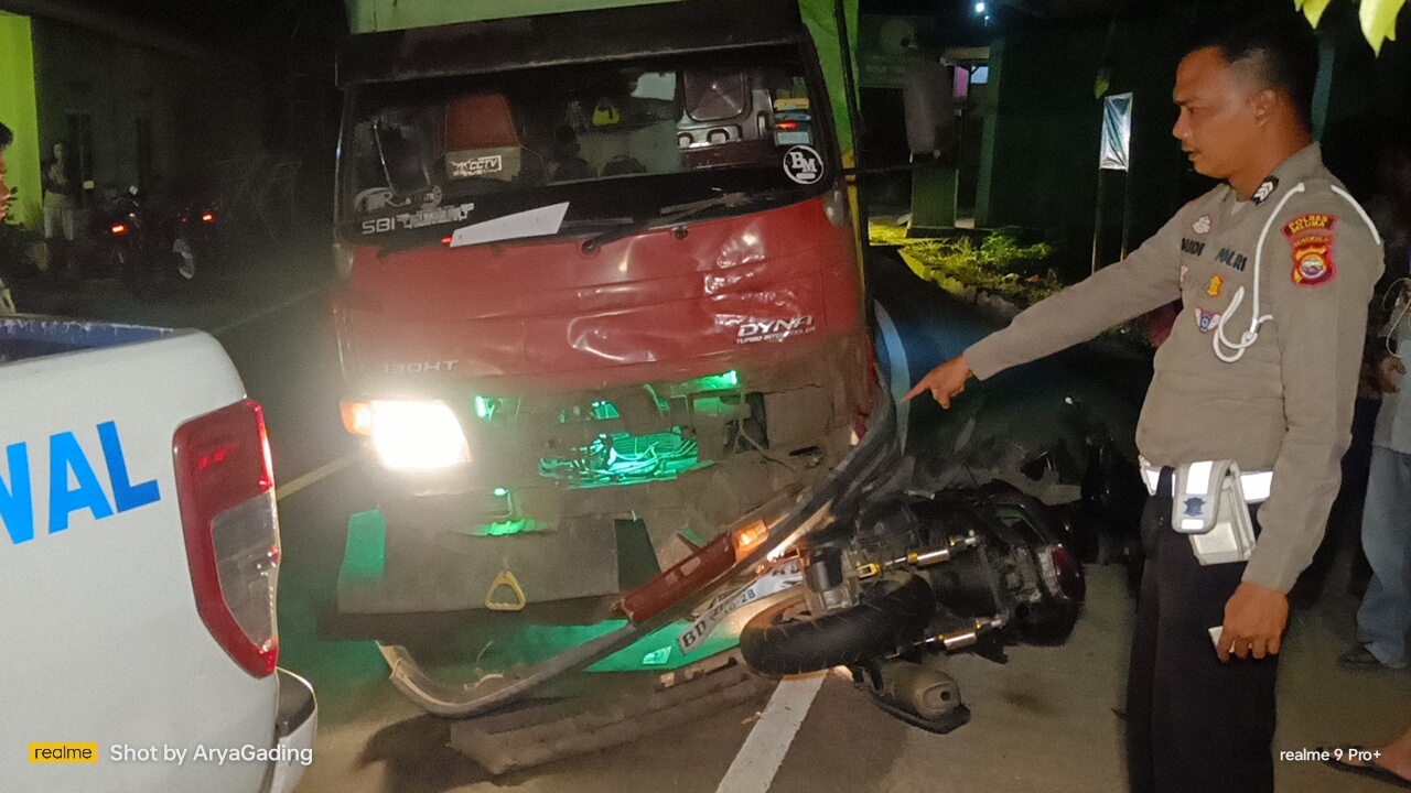 Pulang dari Pesta Nikah, Pengendara Motor Tabrak Truk, Kondisinya Cukup Serius