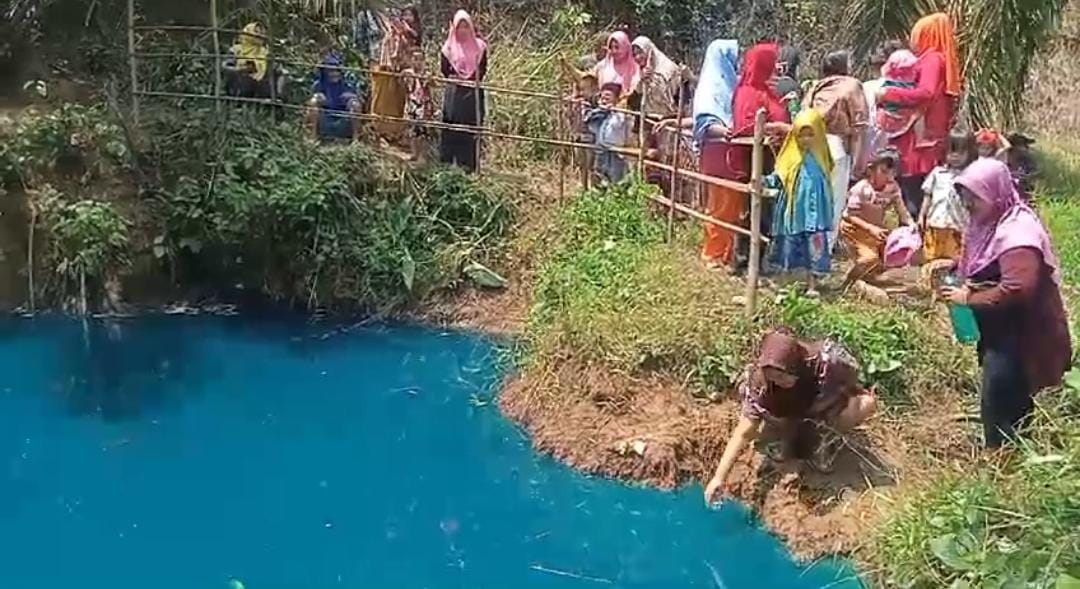 Berwarna Biru, Air Curug Keramat di Bengkulu Tengah Ramai Dikunjungi Warga