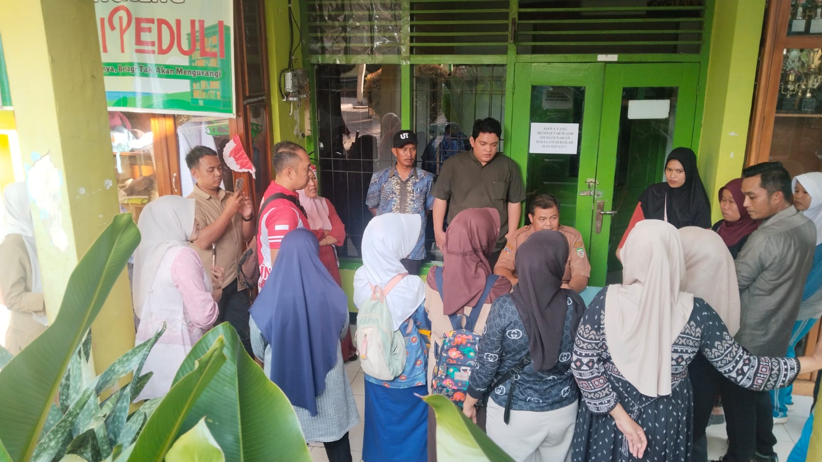 Protes SPMB 2026: Puluhan Calon Wali Murid Datangi SMAN 3 Kota Bengkulu