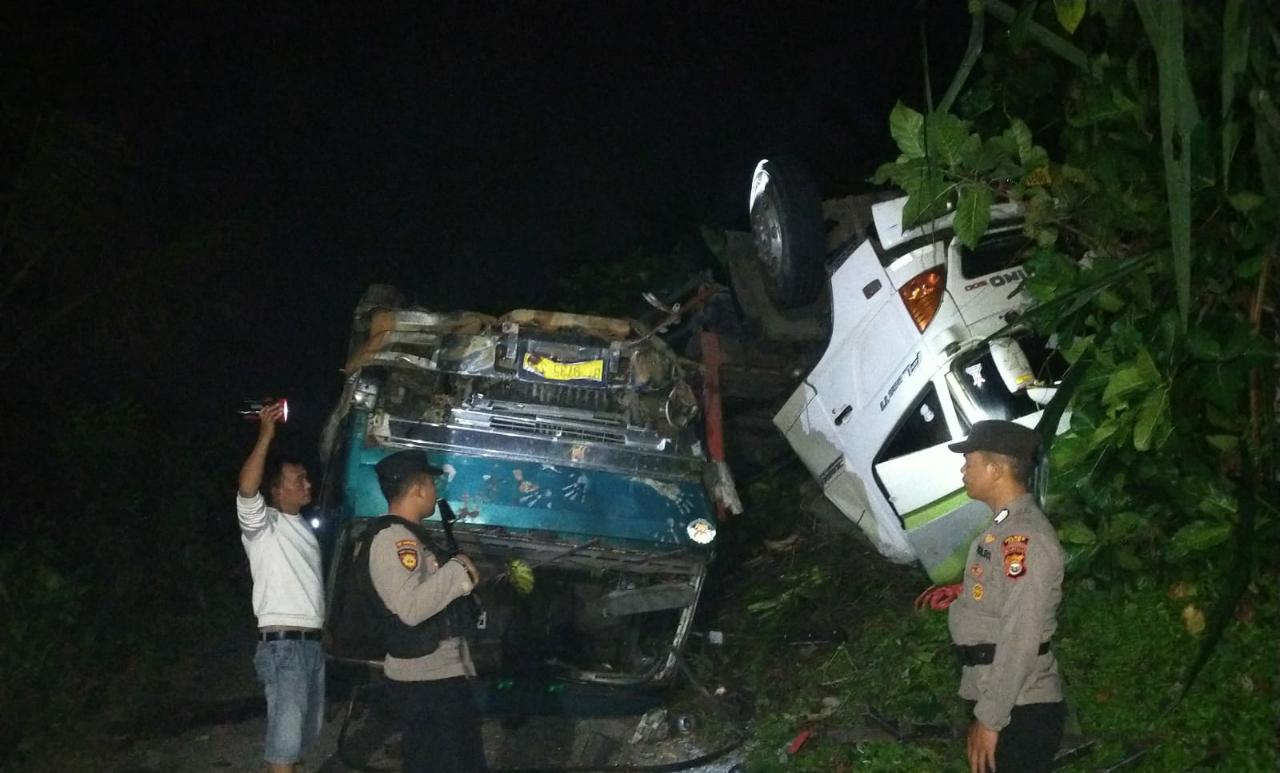 Dua Tronton Masuk Jurang Bersamaan, Mobil Masih di Dasar Jurang Sopir dan Kernet Selamat Hanya Luka Ringan 