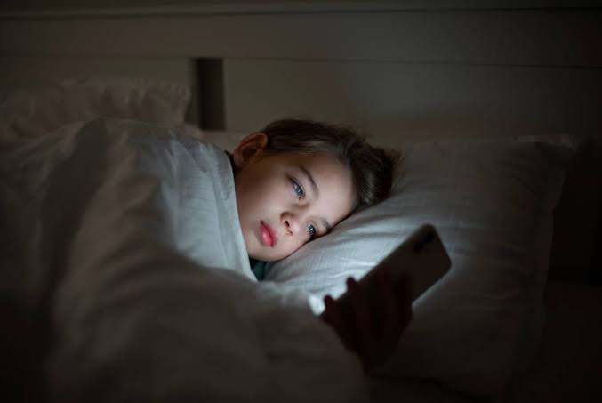 Kebiasaan Main HP Sebelum Tidur, Ini 4 Bahaya Serius yang Perlu Diwaspadai 