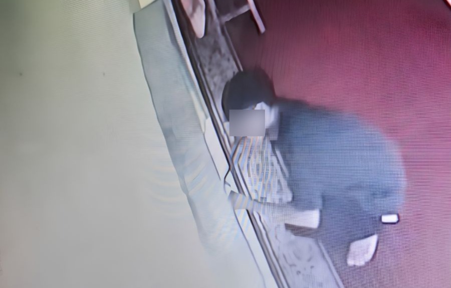 Pencuri Uang Kotak Amal di Masjid Baiturrahim Simpang Lima Kota Bengkulu Terekam CCTV