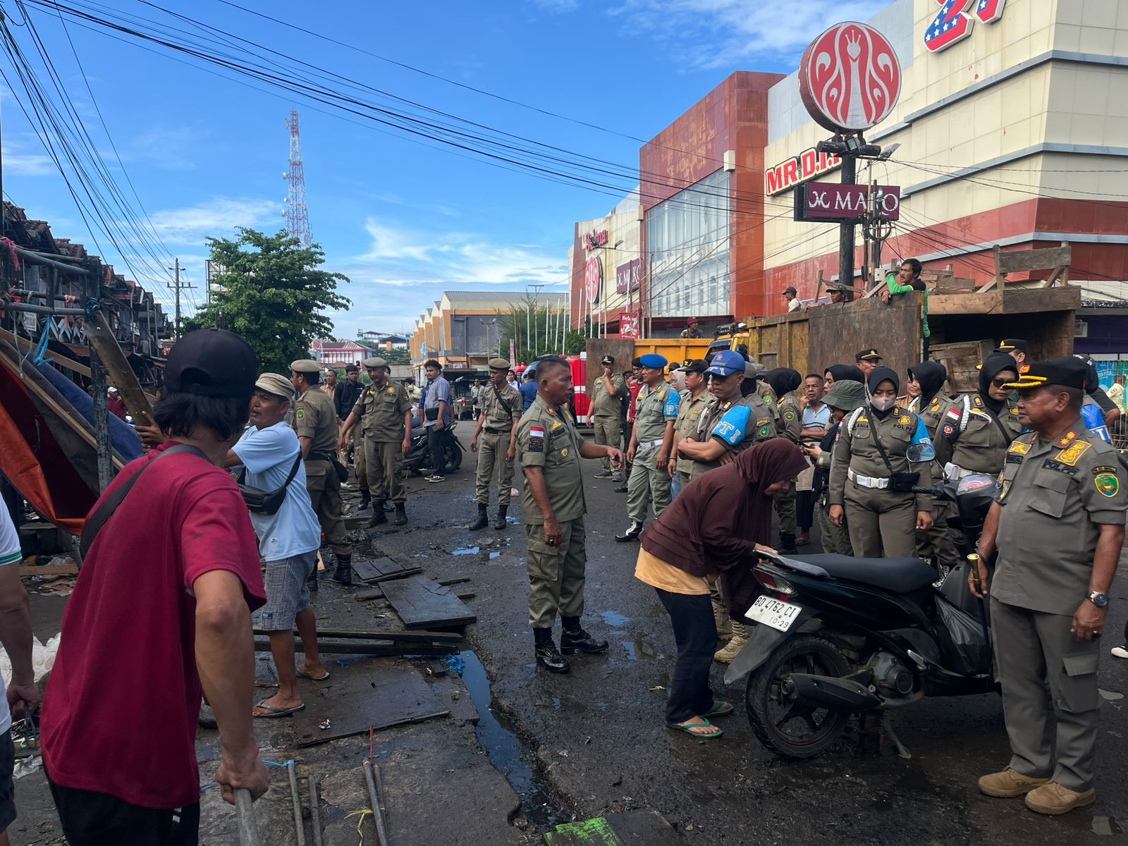 Turun Lapangan, Satpol PP Kota Bengkulu dan Tim Bongkar Lapak PKL di KZ Abidin