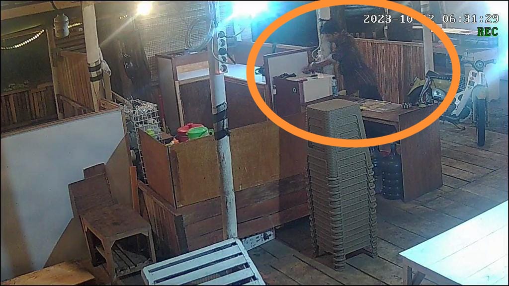 Rizki Ketiban Sial, Sedang Tidur HP Dicuri, Pelakunya Terekam CCTV