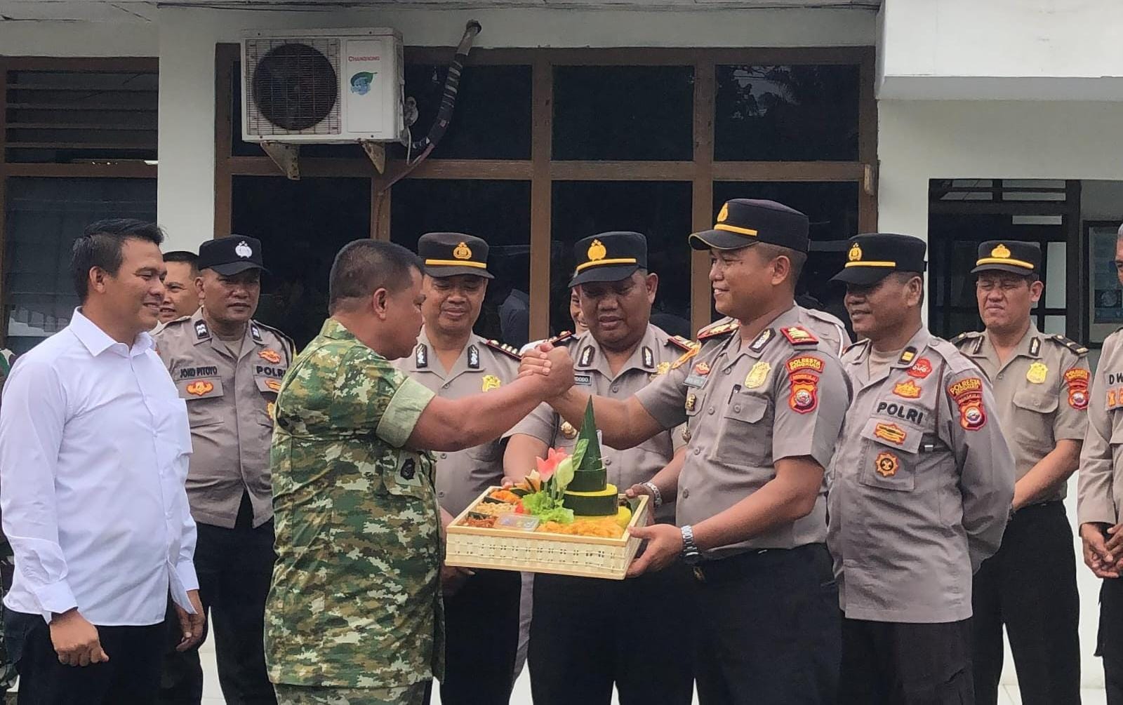 Polsek Selebar dan Kampung Melayu Bawa Tumpeng ke Koramil 407-07 Bengkulu