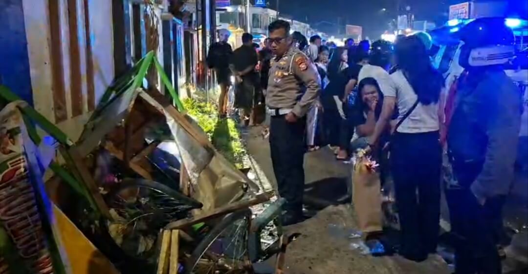 Pedal Gas Nyangkut di Karpet, Mobil Calya Tabrak Gerobak Sekuteng Hingga Penjualnya Lurat
