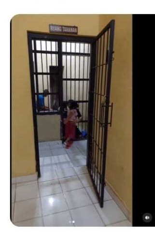 Kisah Viral, Anggota Polisi Ini Bukakan Pintu Sel Demi Anak Tahanan