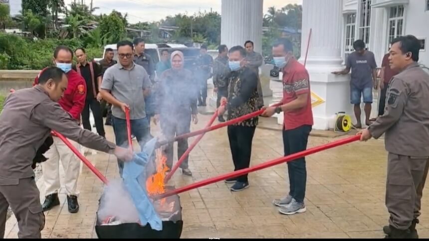 Kejari Seluma Musnahkan Barang Bukti dari 17 Perkara yang Sudah Berstatus Inkrah