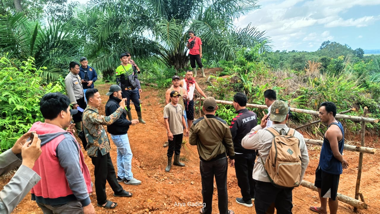 Warga Desa Simpang Kecamatan Seluma Utara Blokir Akses Jalan PT.MPA, Polisi Turun Tangan