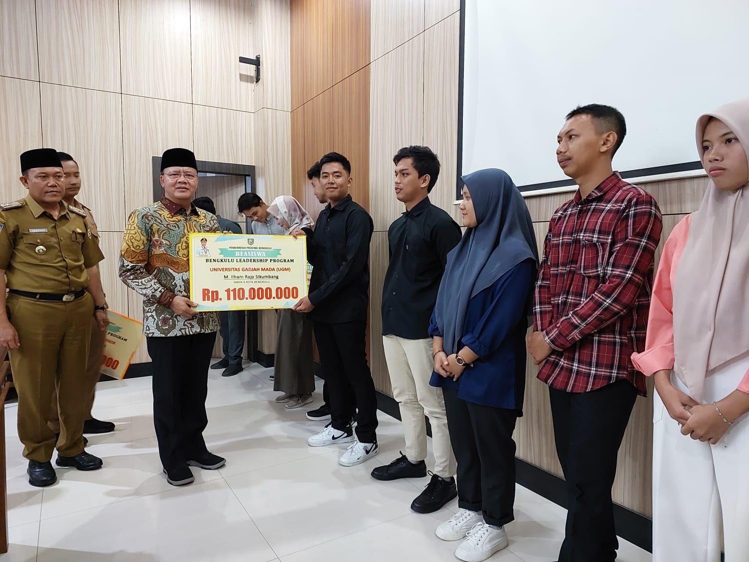 Gubernur Serahkan Beasiswa Kuliah untuk 10 Pelajar Bengkulu