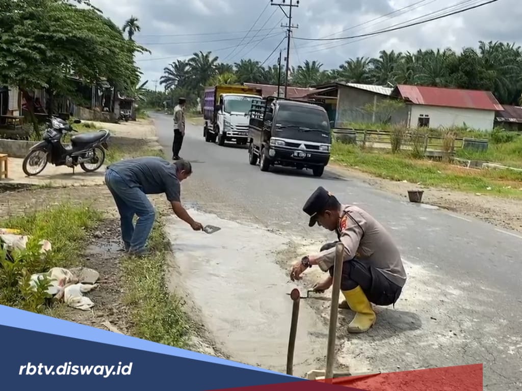 Antisipasi Laka Lantas, Personel Polsek Padang Jaya Dibantu Warga Sigap Tambal Jalan