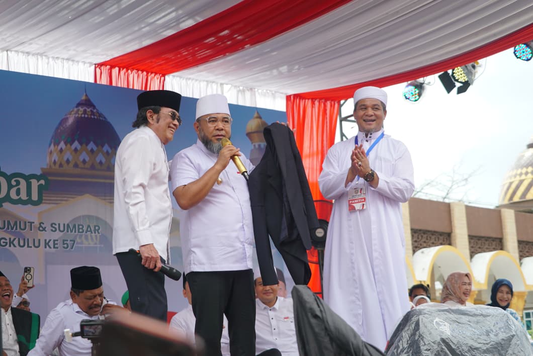 Gubernur Bengkulu, Wagub dan Walikota Borong Peci hingga Jas Milik Rhoma Irama