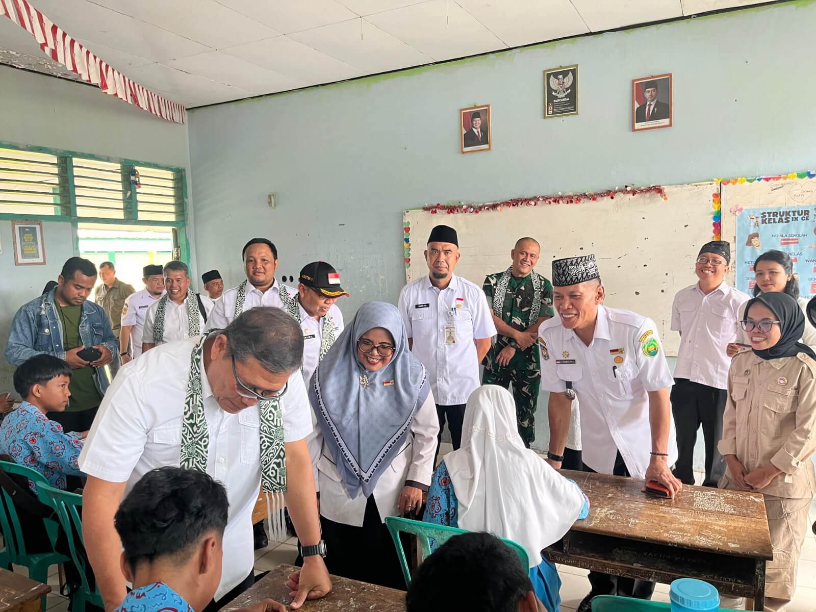 Usai Tinjau Dapur SPPG, Kepala Staf Kepresidenan Cek Menu MBG di SDN 73 dan SMPN 6 Kota Bengkulu