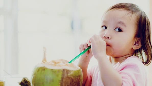 11 Manfaat Mencengangkan Air Kelapa Untuk Anak, Catat Waktu yang Baik Untuk Dikonsumsi