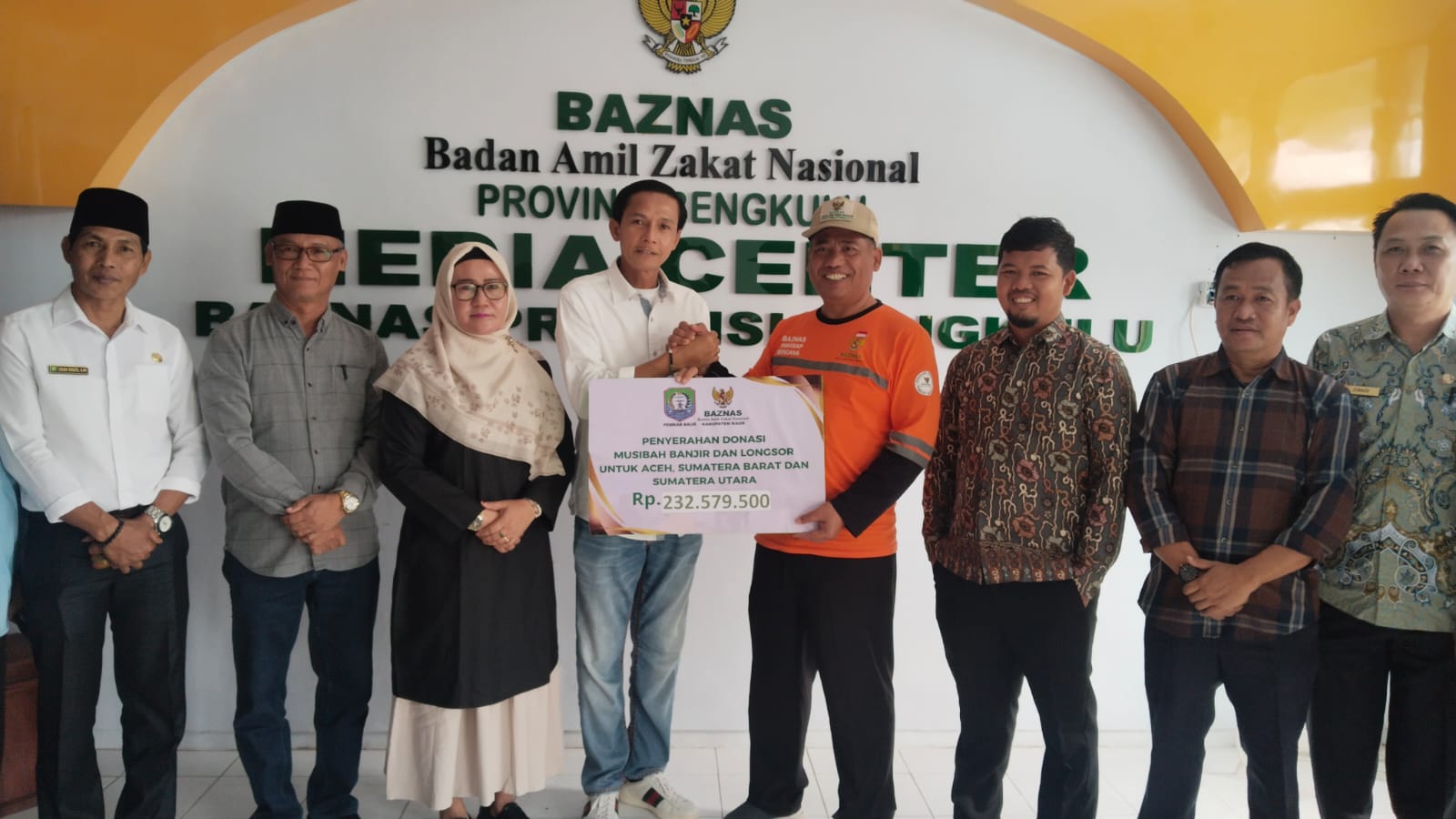 Bupati Kaur Antar Bantuan untuk Bencana Sumatera Hasil Penggalangan Warga Kaur 