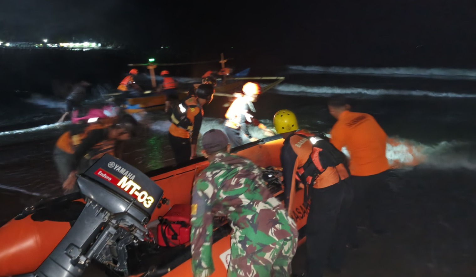 Dibantu Warga, Tim Basarnas Gabungan dan BPBD Jemput Penumpang KM Althaf Asal Bengkulu di Perairan Lampung