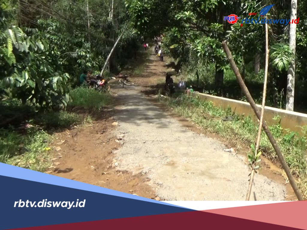 Warga Lebong Perbaiki Jalan Rusak Secara Swadaya