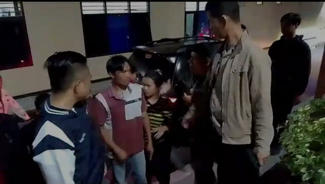 Pelaku Ketapel Guru di Rejang Lebong Menyerahkan Diri, Diantar Keluarga Datang ke Mapolres Sabtu Malam 