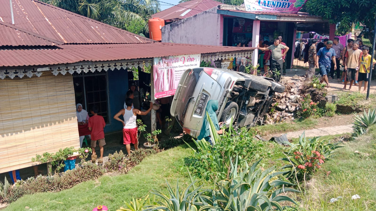 Sopir Tidak Konsentrasi, Minibus Nyungsep di Teras Rumah