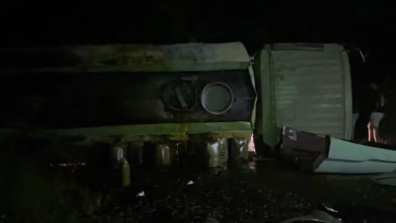 Truk Muatan CPO PT BBS di Terguling di Jalan Lintas Lais - Arga Makmur, Waspada Jalan Licin