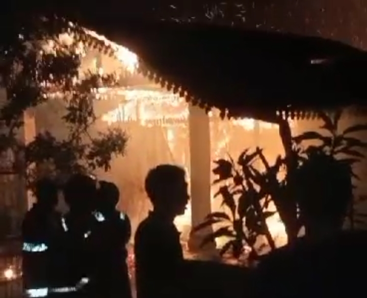 Diduga dari Api Rokok, Rumah di Sawah Lebar Terbakar Jumat Malam