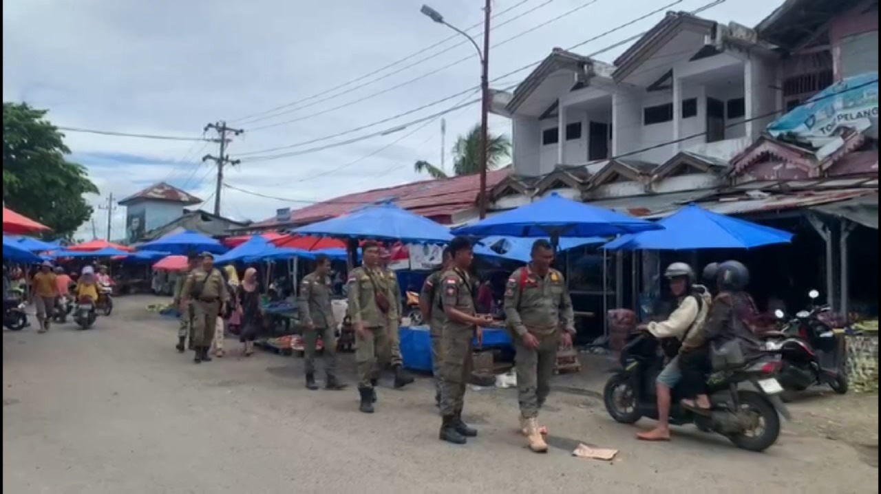 PKL di KZ Abidin Masih Jualan di Luar Pasar, Apakah Pembeli Mau Belanja di Dalam Pasar?