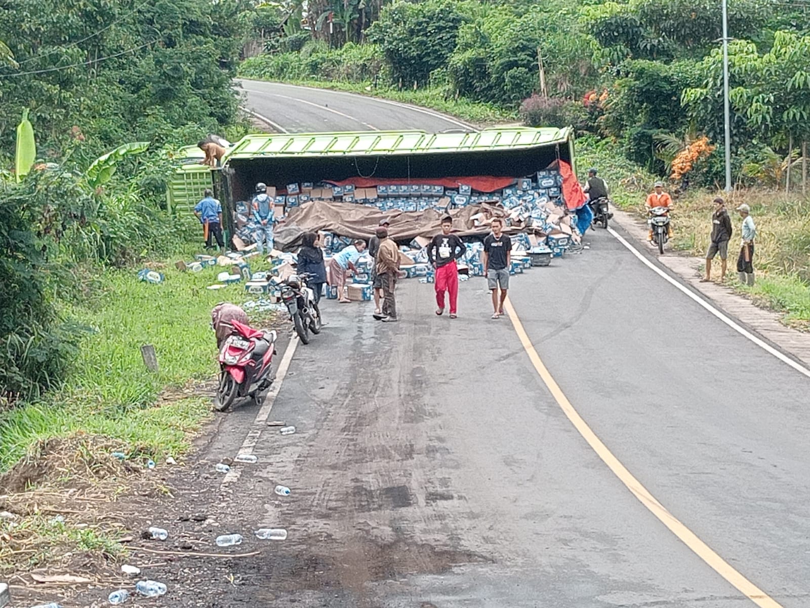 Truk Bermuatan Air Mineral Terbalik, Jalur Lintas Curup - Kepahiang Lumpuh 