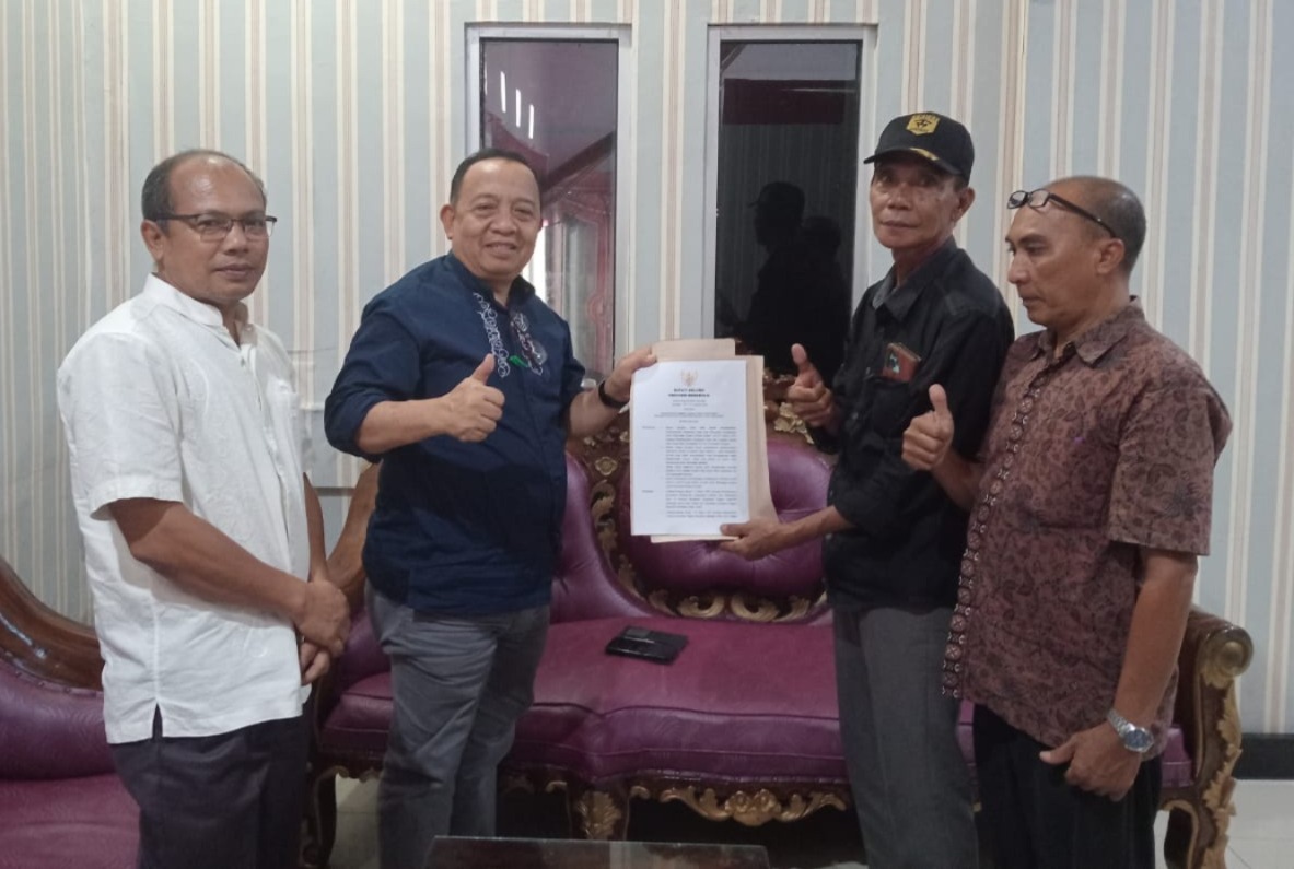 Wabup Seluma Serahkan SK, Kades Dusun Baru Kembali Aktif