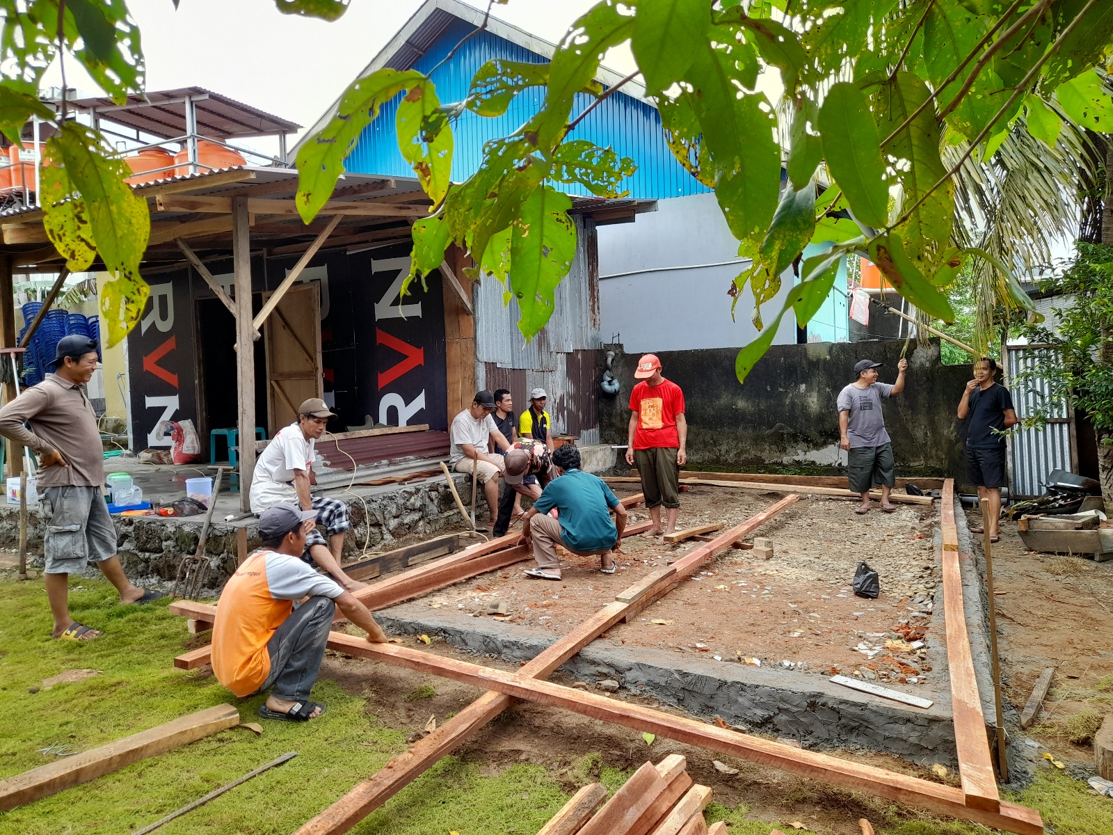 Bengkulu BISA, Warga Rt 27 Sumur Dewa Gotong Royong sekaligus Perkuat Kekompakan